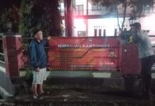 Bhabinkamtibmas Desa Muncangela Pasang Spanduk Cegah Curanmor