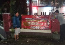 Bhabinkamtibmas Desa Muncangela Pasang Spanduk Himbauan Cegah Curanmor