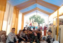 Sinergitas TNI-Polri, Bhabinkamtibmas Polsek Ciawigebang dan Babinsa Amankan Hiburan Organ Dangdut di Desa Sukamukti