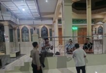 Bhabinkamtibmas Polsek Ciawigebang Laksanakan Patroli Dialogis Malam Hari, Sampaikan Himbauan Kamtibmas di Masjid At Taqwa Desa Ciawigebang