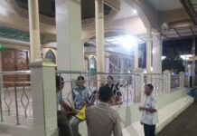 Bhabinkamtibmas Polsek Ciawigebang Patroli Dialogis Malam Hari di Masjid At Taqwa Desa Ciawigebang, Sampaikan Pesan Kamtibmas