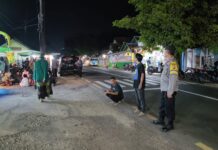 Bhabinkamtibmas Polsek Ciawigebang Gelar Patroli Dialogis Malam Hari, Sampaikan Pesan Kamtibmas kepada Warga di Desa Sidaraja