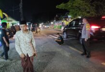 Patroli Dialogis Malam Hari, Bhabinkamtibmas Polsek Ciawigebang Sampaikan Himbauan Kamtibmas kepada Warga di Desa Sidaraja