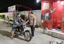 Cipta Kondisi, Bhabinkamtibmas Polsek Ciawigebang Gelar Patroli KRYD Malam di SPBU Cipicung