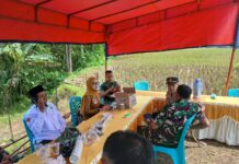 Kapolsek Lakukan Koordinasi di Lokasi Pembangunan Jembatan, Pastikan Kegiatan Berjalan Aman dan Lancar