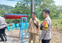 Bhabinkamtibmas Desa Ciwaru Monitoring Kegiatan Pembangunan di Wilayah BinaanKuningan – Dalam rangka menjaga situasi kamtibmas tetap kondusif sekaligus mendukung kelancaran pembangunan di desa, Bhabinkamtibmas Desa Ciwaru, Brigpol M. Azhar, melaksanakan kegiatan monitoring terhadap pelaksanaan pembangunan di wilayah binaannya, Selasa (07/04/2026).