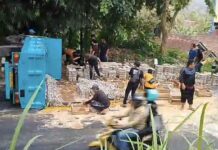 Truk Muatan Telur Terbalik di Jalan Menurun, Pengendara Motor Luka-luka