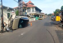 Ngantuk Usai Perjalanan, Mobil HRV Tabrak Tugu dan Tiang Listrik di Cileuya Kuningan