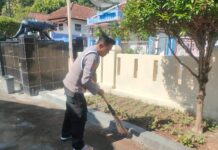 Kanit Propam Polsek Ciwaru Laksanakan Corve Jumat Bersih, Dukung Program Polres Kuningan