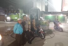 Bhabinkamtibmas Polsek Ciawigebang Patroli KRYD Malam Hari Sambangi Ojek Terminal Ciawigebang, Sampaikan Imbauan Kamtibmas