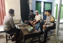 Patroli KRYD Malam Hari, Bhabinkamtibmas Polsek Ciawigebang Sambangi Warga Desa Geresik Sampaikan Himbauan Kamtibmas