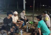 Patroli KRYD Malam, Bhabinkamtibmas Polsek Ciawigebang Ajak Warga Desa Geresik Tingkatkan Kewaspadaan