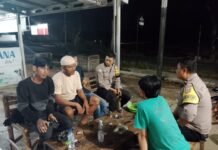 Patroli KRYD Malam, Bhabinkamtibmas Polsek Ciawigebang Sambangi Warga Desa Geresik