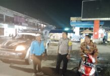 Patroli KRYD Malam Hari, Bhabinkamtibmas Polsek Ciawigebang Sambangi Ojek Terminal Ciawigebang