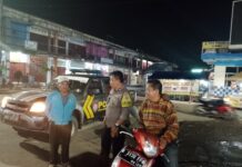 Patroli KRYD Malam Hari, Bhabinkamtibmas Polsek Ciawigebang Dekatkan Diri dengan Pengemudi Ojek Terminal Ciawigebang