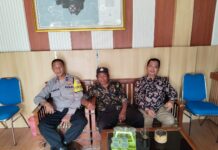 Bhabinkamtibmas Mekarjaya Sambang Perangkat Desa, Perkuat Kamtibmas