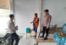 Patroli KRYD Malam Hari, Bhabinkamtibmas Polsek Luragung Sampaikan Himbauan kepada Tukang Parkir Minimarket