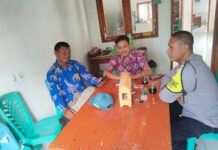 Bhabinkamtibmas Desa Sukaraja Polsek Ciawigebang Sambang Perangkat Desa, Perkuat Sinergi Kamtibmas