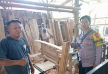 Bhabinkamtibmas Desa Ciawilor Polsek Ciawigebang Sambangi Pengusaha Kusen, Sampaikan Himbauan Kamtibmas