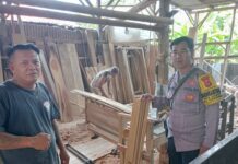 Bhabinkamtibmas Desa Ciawilor Polsek Ciawigebang Gencarkan Sambang ke Pengusaha Kusen, Perkuat Kamtibmas