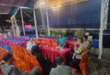 Bhabinkamtibmas Polsek Ciawigebang Hadir di Tengah Warga Desa Salareuma Jelang Acara Halal Bihalal Jamaah Haji saat Patroli KRYD Malam Hari