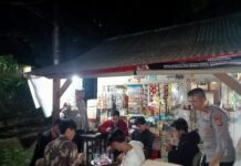Kapolsek Ciwaru Berikan Himbauan kepada Pemuda Saat Patroli Malam