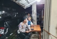 Kanit Lantas dan Bhabinkamtibmas Polsek Ciawigebang Sambangi Warga di Alun-alun Desa Ciawigebang, Sampaikan Imbauan Kamtibmas Saat Patroli KRYD Malam