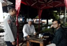 Patroli Dialogis Malam, Bhabinkamtibmas Polsek Ciawigebang Sampaikan Himbauan Kamtibmas di Alun-Alun Desa Ciawigebang