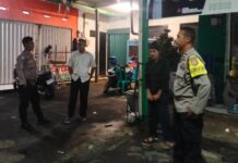 Patroli KRYD Malam, Bhabinkamtibmas Polsek Ciawigebang Sambangi Penjaga Malam Toserba Fajar Ciawigebang dan Sampaikan Imbauan Kamtibmas
