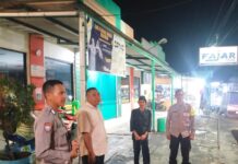 Patroli KRYD Malam, Bhabinkamtibmas Polsek Ciawigebang Sambangi Penjaga Malam Toserba Fajar Ciawigebang