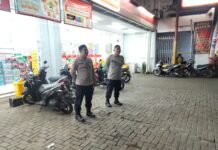 Bhabinkamtibmas Polsek Mandirancan Berikan Imbauan Kamtibmas, Bekali Karyawan Minimarket Cirea Kewaspadaan Ekstra
