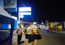 Lampu Rotator Membiru di Mandirancan, Bhabinkamtibmas Polsek Mandirancan Hadir Berikan Rasa Aman Bagi Warga