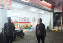 Mengarungi Malam Demi Tugas, Aipda Budy dan Aipda Teguh Pastikan Alfamart Nanggela Tetap Kondusif