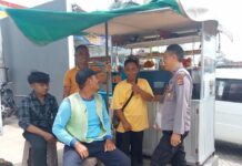 Waspada Peredaran Uang Palsu, Bhabinkamtibmas Aipda Sonita Edukasi Penjual Es Buah di Blok Kasab