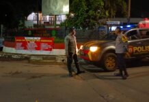 Sambil Bersiaga di Tugu Macan, Personel Polsek Mandirancan Titipkan Pesan Keamanan bagi Pengguna Jalan