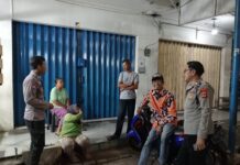 Patroli KRYD Malam Hari, Bhabinkamtibmas Polsek Luragung Sampaikan Himbauan kepada Tukang Parkir Minimarket