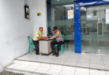 Patroli Siang Anggota Polsek Kramatmulya Jaga Keamanan di Wilayah Hukum Polsek Kramatmulya Sambangi Security BRI Unit Kramatmulya