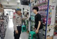 Patroli Siang Anggota Polsek Kramatmulya Jaga Keamanan di Wilayah Hukum Polsek Kramatmulya Sambangi Pertokoan Indah Grosir Kramatmulya