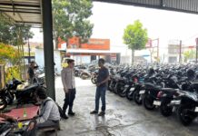 Patroli KRYD Malam Hari, Bhabinkamtibmas Polsek Luragung Sampaikan Himbauan kepada Tukang Parkir