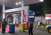 Patroli Malam Hari Piket Polsek Kramatmulya Jaga Harkamtibmas di Wilayah Hukum Sambangi SPBU Desa Cilowa