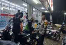 Patroli Malam Hari Piket Polsek Kramatmulya Jaga Harkamtibmas di Wilayah Hukum Sambangi Warga Desa Kalapagunung