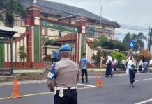 Laksanakan Ph Pagi Polsek Kramatmulya, Tekankan Keselamatan Warga di Depan SMPN 1 Kramatmulya