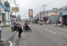 Laksanakan Ph Pagi Polsek Kramatmulya, Tekankan Keselamatan Warga di Simpang Tiga Desa Kalapagunung