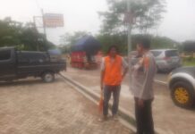 Patroli Siang Anggota Polsek Kramatmulya Jaga Keamanan di Wilayah Hukum Polsek Kramatmulya Sambangi Juru Parkir Alfamart Cilaja