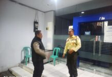 Patroli Malam Hari Piket Polsek Kramatmulya Jaga Harkamtibmas di Wilayah Hukum Sambangi Security Bank BRI Unit Kramatmulya