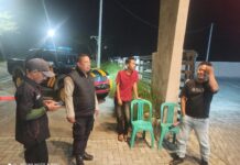 Patroli Malam Hari Piket Polsek Kramatmulya Jaga Harkamtibmas di Wilayah Hukum Sambangi Juru Parkir Café D’Jons Desa Cilaja