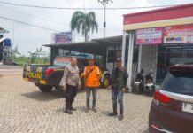 Patroli Siang Anggota Polsek Kramatmulya Jaga Keamanan di Wilayah Hukum Polsek Kramatmulya Sambangi Juru Parkir Alfamart Desa Cilaja