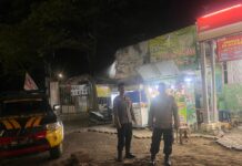 Menembus Gelap Malam, KA SPKT 3 Polsek Mandirancan Jaga Cahaya Keamanan di Minimarket Cirea