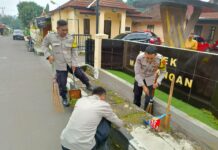 Kapolsek Mandirancan Pimpin Aksi Nyata Benahi Lingkungan Mako. Cerminan Iman Melalui Kebersihan Lingkungan