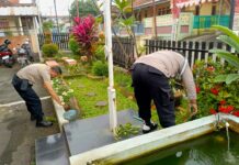 Sambil Bersihkan Kantor, Kapolsek Mandirancan Sampaikan Pesan Kebersihan Sebagian Dari Iman